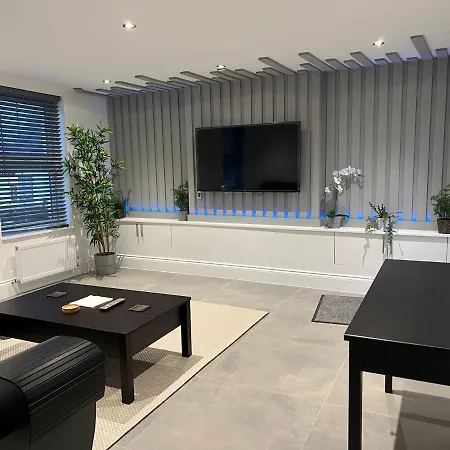 Luxury 1 Bed Apartment + 1 Sofa Bed Can Sleep Up To 4 People 5 Mins Barnet Station Free Parking